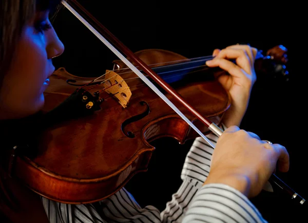 Jonge vrouwelijke violist — Stockfoto