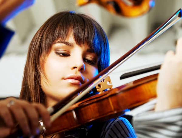 Vackra violinisten spelar — Stockfoto