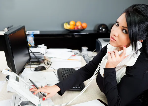 Mulher hispânica no telefone no escritório — Fotografia de Stock
