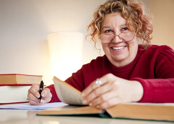 Professor judeu sobre livros sorrindo — Fotografia de Stock