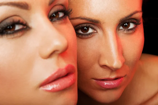 Twee mooie vrouwelijke gezichten — Stockfoto