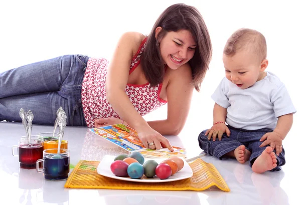 Мать и ребенок с пасхальными яйцами — стоковое фото
