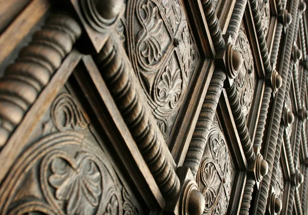 Porta de madeira esculpida bonita — Fotografia de Stock