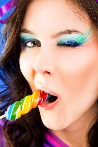 Kvinnliga slickar lollipop blink — Stockfoto