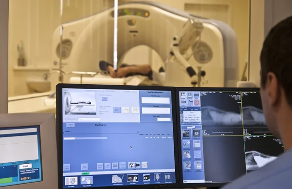 Машина магнітно-резонансної томографії контрольної кімнати — стокове фото