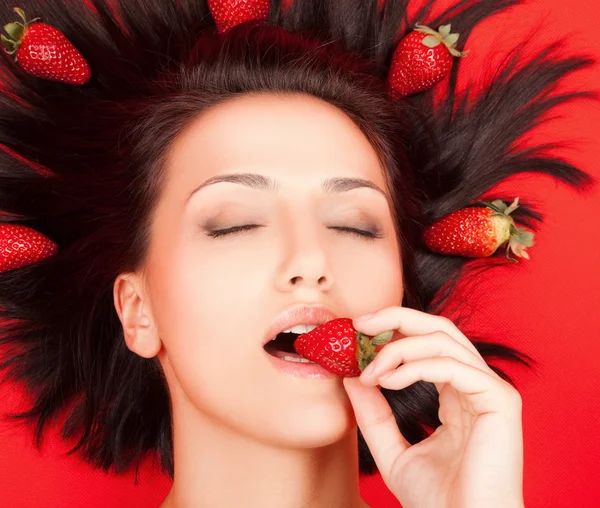 Weibchen mit Erdbeeren — Stockfoto