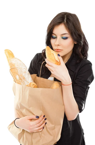 Kadın kağıt torba ekmek — Stok fotoğraf