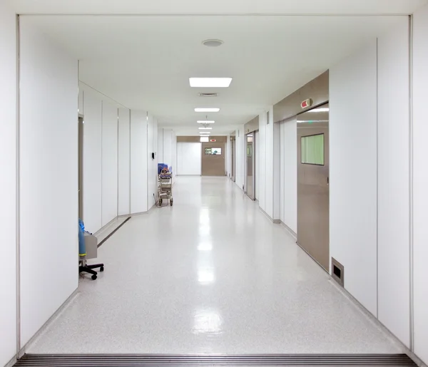 Cirurgia hospitalar corredor vazio — Fotografia de Stock
