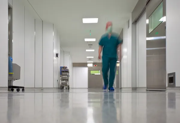 Homályos alakja a kórházi műtét folyosó — Stock Fotó