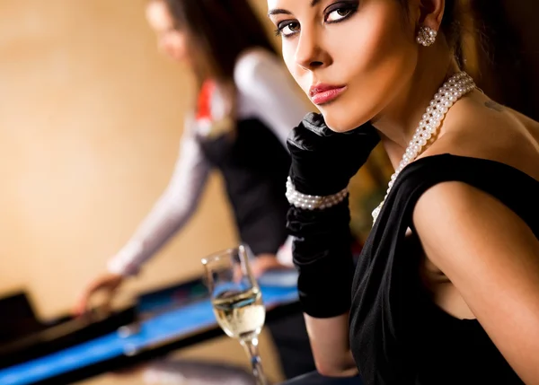 Güzel kadın casino — Stok fotoğraf