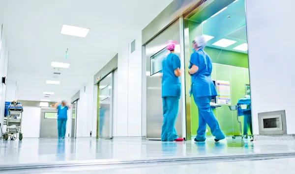 Bulanık doktorlar ameliyat koridor — Stok fotoğraf
