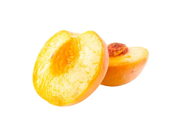 Желтый персик наполовину изолирован на белом — стоковое фото