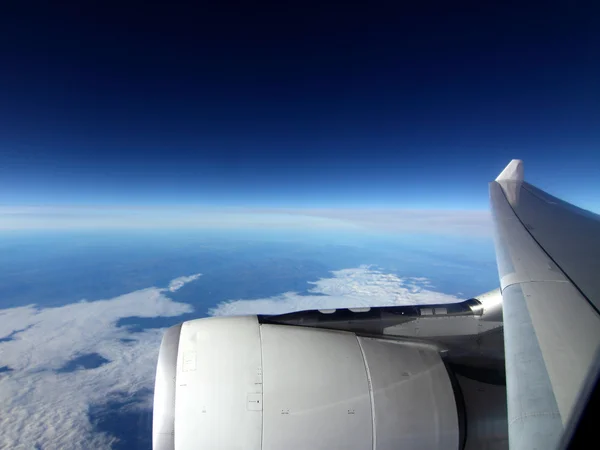 Крыло самолета на фоне неба — стоковое фото