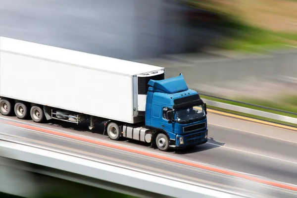 Blauwe vrachtwagen — Stockfoto