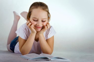 kız kitap okuyor.