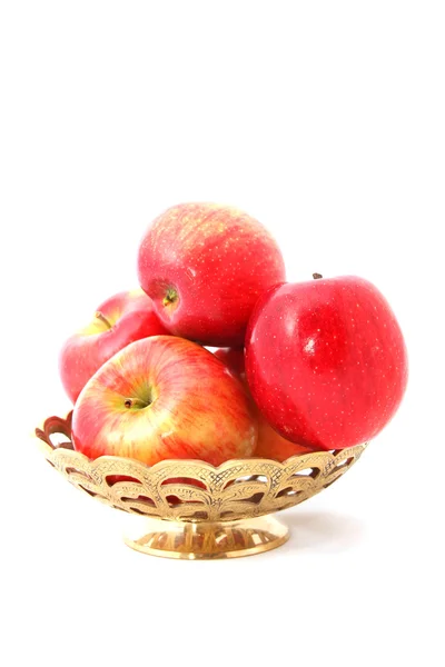골드 바구니에 사과 — 스톡 사진