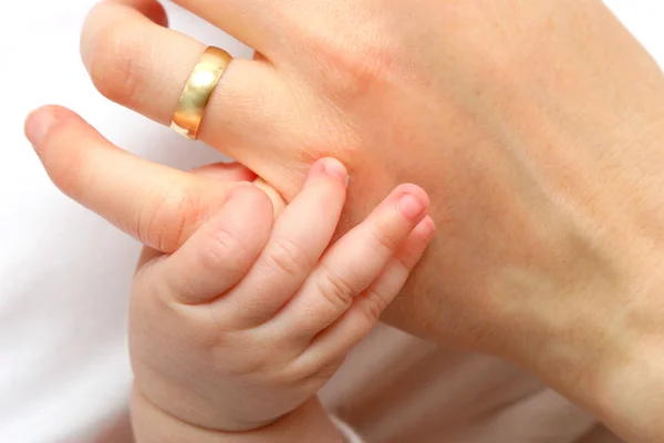 Vastasyntynyt vauvan käsi — kuvapankkivalokuva