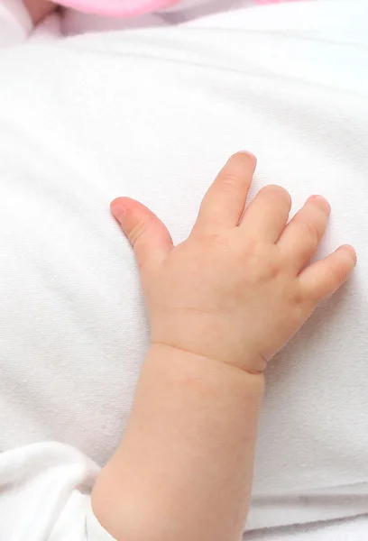 Vastasyntynyt vauvan käsi — kuvapankkivalokuva