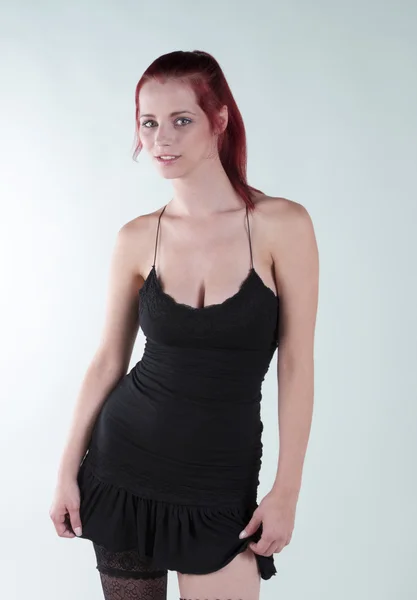Rotschopf im schwarzen Kleid — Stockfoto