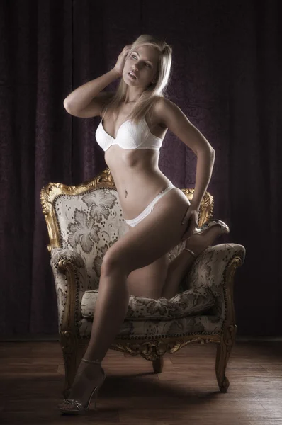Piękna blondynka w białej bielizny — Zdjęcie stockowe