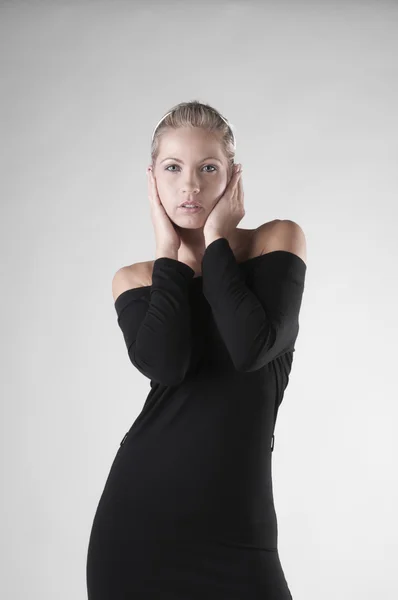 Blondynka w czarnej sukni — Zdjęcie stockowe