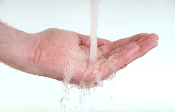 Water stroomt in de hand — Stockfoto