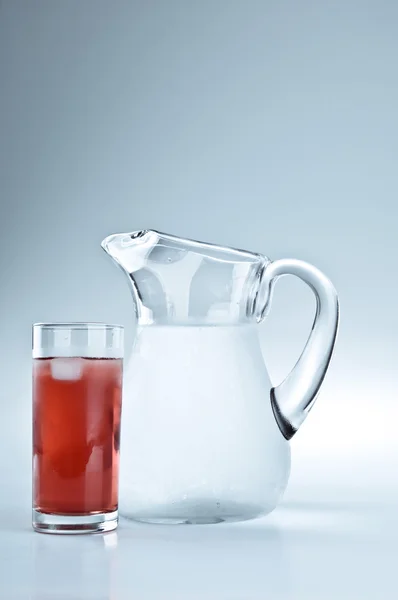 Jarra con leche y un vaso de limonada —  Fotos de Stock