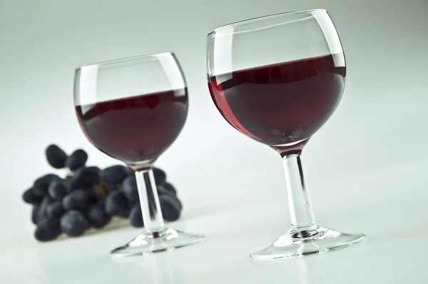 Vinho tinto com uvas — Fotografia de Stock