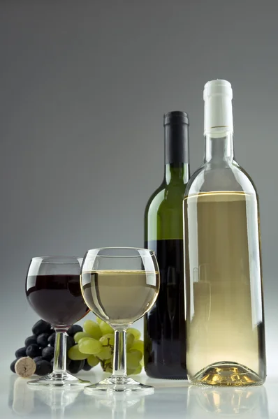화이트와 레드 와인, 두 안경 및 포도의 2 개의 병 — 스톡 사진