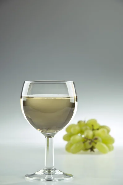 흰 포도주와 포도 — 스톡 사진