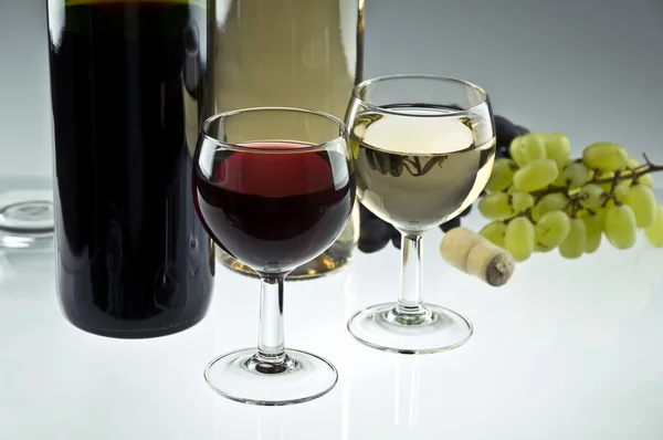 화이트와 레드 와인, 두 안경 및 포도의 2 개의 병 — 스톡 사진
