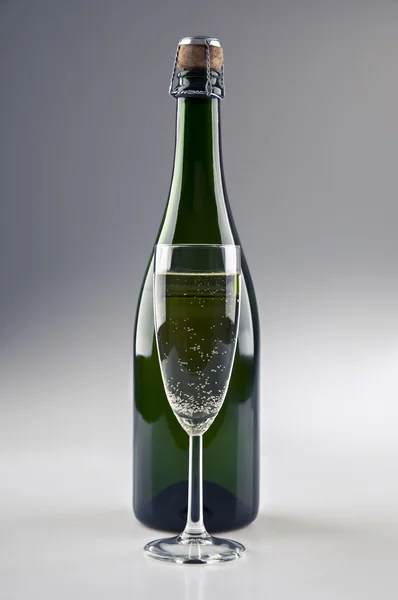Garrafa de champanhe e copo — Fotografia de Stock