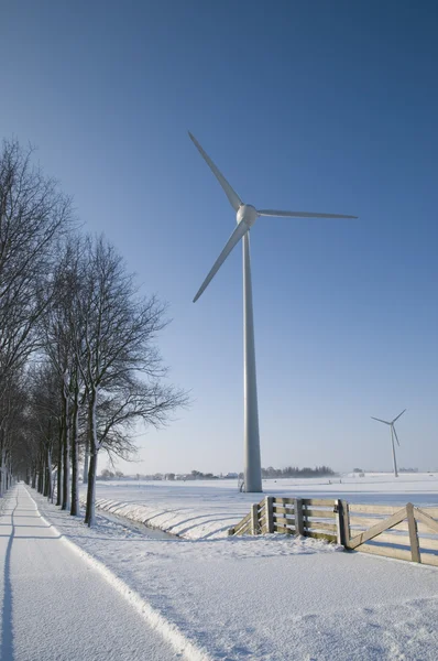 Turbinas eólicas y paisaje de nieve —  Fotos de Stock