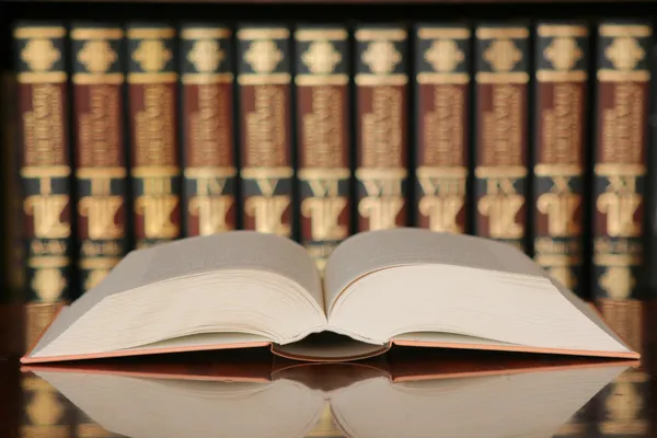 Open boek in een bibliotheek — Stockfoto