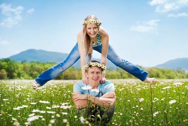 Feliz jovem casal Fotografias De Stock Royalty-Free