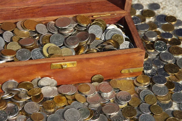 Pecho lleno de monedas — Foto de Stock