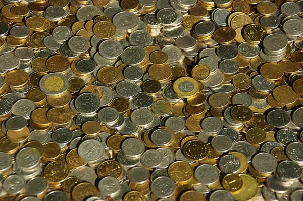 Münzen auf dem Tisch verstreut. — Stockfoto