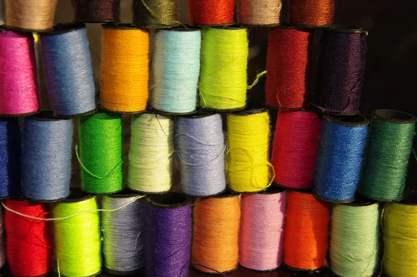 Kleurrijke spoelen — Stockfoto