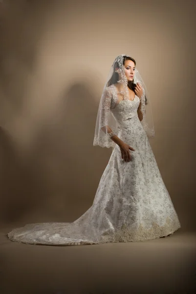 A bela jovem mulher em um vestido de casamento — Fotografia de Stock