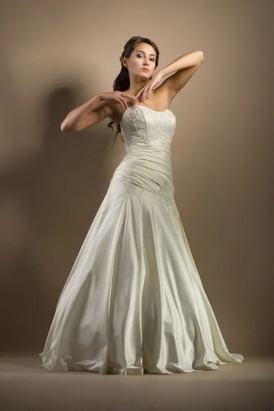 A gyönyörű fiatal nő egy esküvői ruha — Stock Fotó