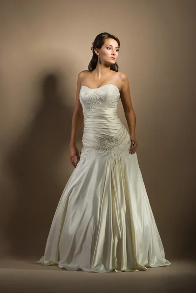 A gyönyörű fiatal nő egy esküvői ruha — Stock Fotó
