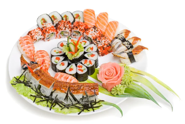 Foto de um rolo e sushi na placa branca — Fotografia de Stock