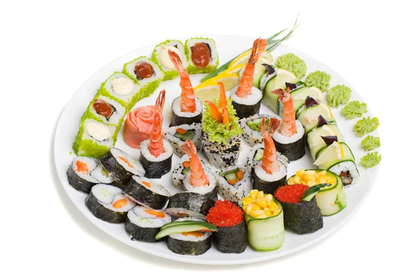 Foto de um rolo e sushi na placa branca — Fotografia de Stock