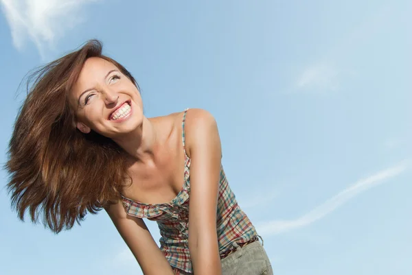 Portrait of a beautiful young woman smiling against the sky — Stock Photo, Image