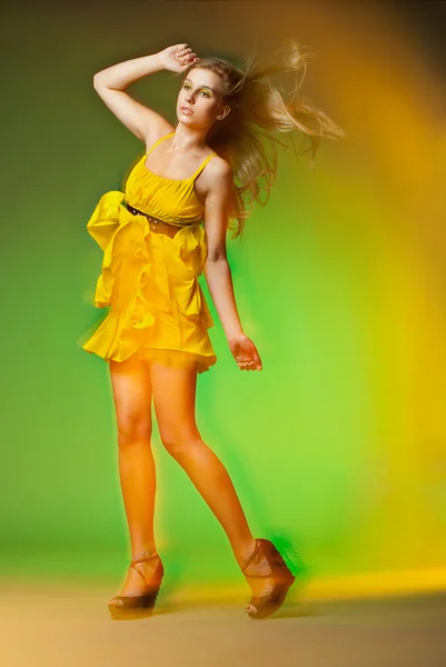 Молода позуюча дівчина з розумним світлим волоссям — стокове фото