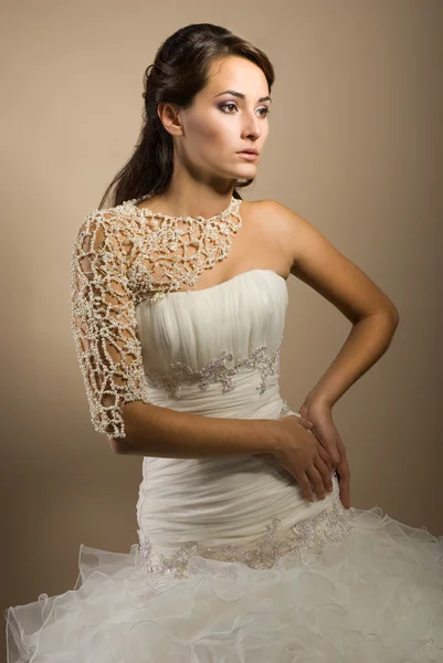 Krásná mladá žena pózující ve svatebních šatech — Stock fotografie