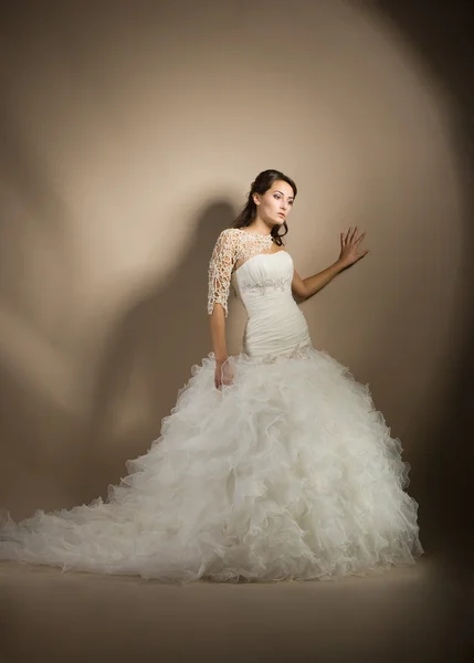 De mooie jonge vrouw poseren in een trouwjurk — Stockfoto