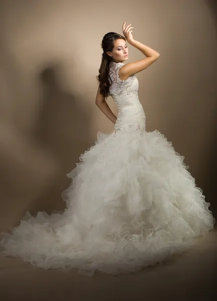 A gyönyörű fiatal nő esküvői ruhában pózol. — Stock Fotó
