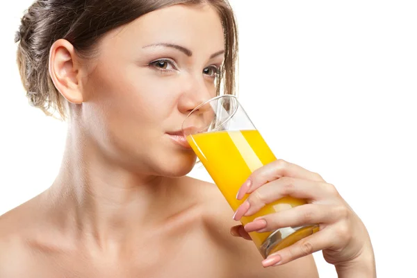Junge schöne Frau trinkt Orangensaft — Stockfoto