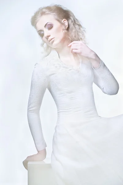 Studioaufnahme einer jungen Schönheit im weißen Kleid — Stockfoto